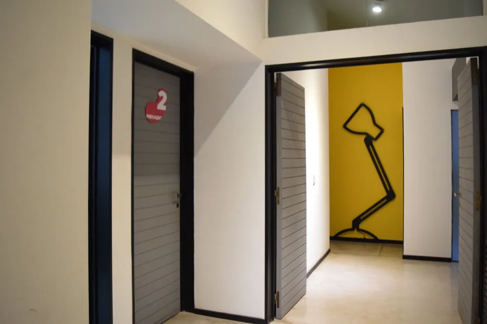 Pasillo con puertas de oficinas privadas numeradas en Host Villa Belgrano