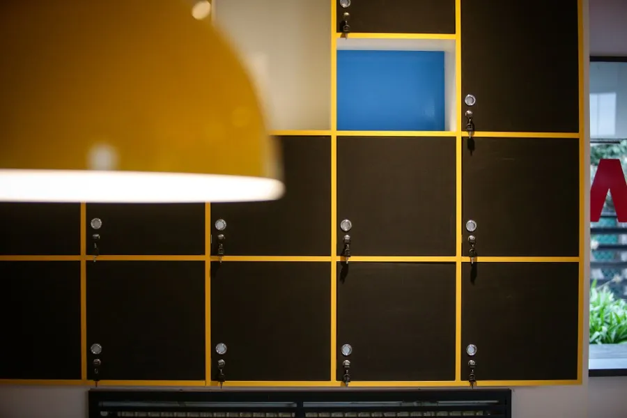Detalle de lockers amarillos y negros