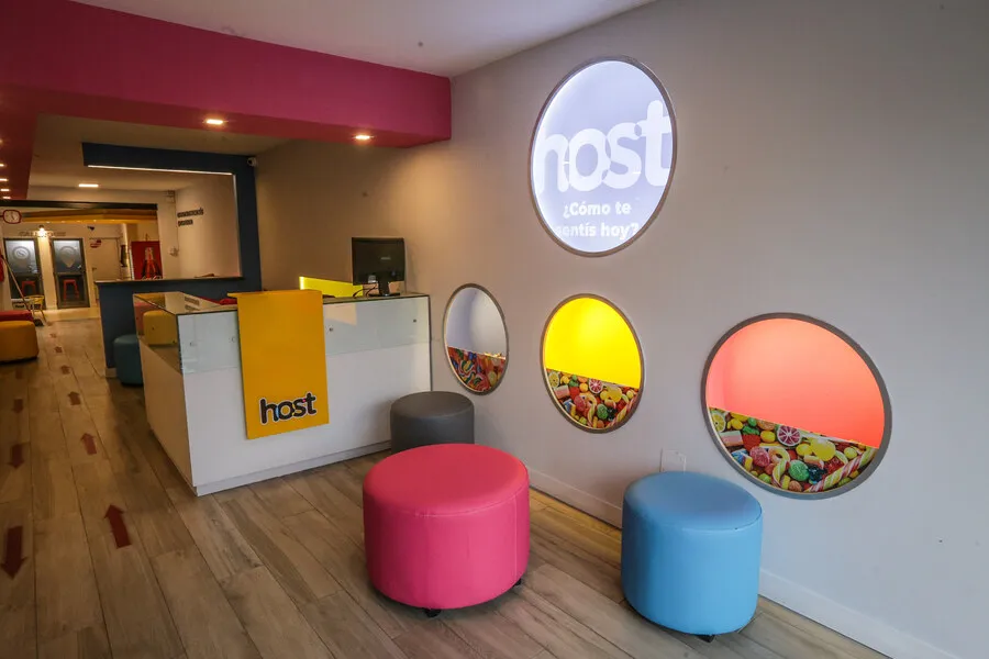 Recepción de Host Orfeo con nichos circulares retroiluminados de colores