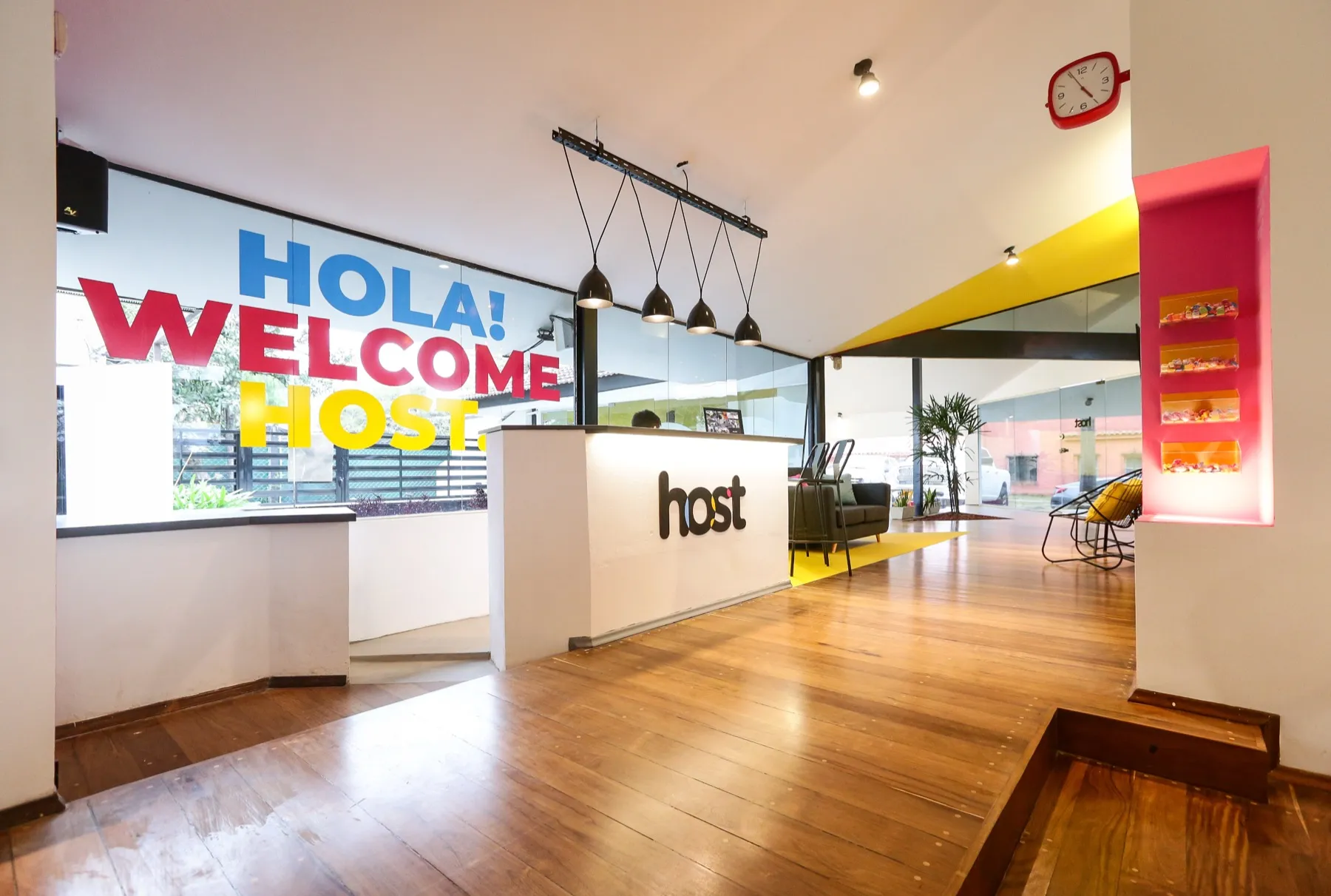 Recepción de Host Coworking en Villa Belgrano, con el cartel HOLA WELCOME HOST y el mostrador de recepción