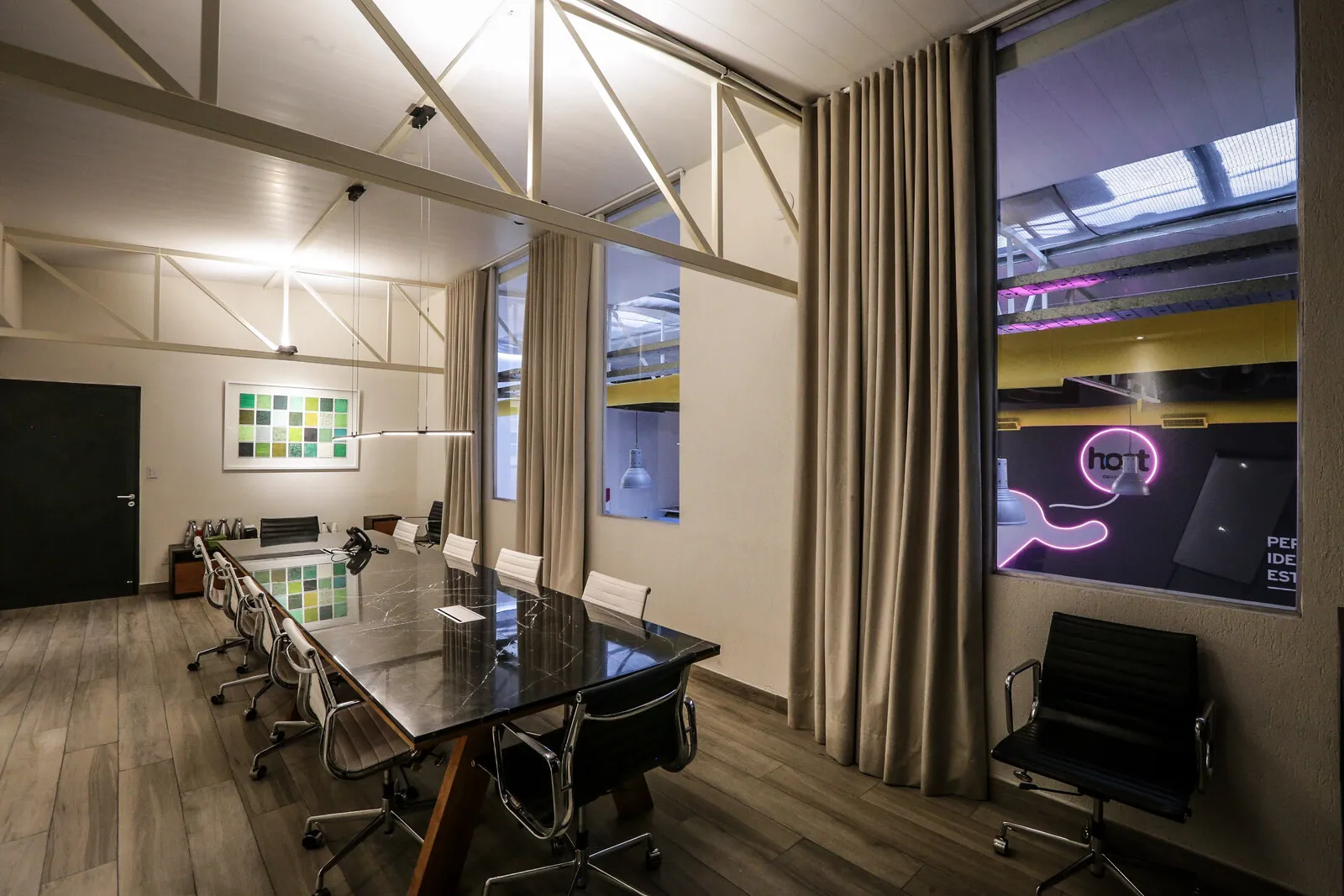 Sala de reuniones en Host Comunidad de Negocios, sede Orfeo